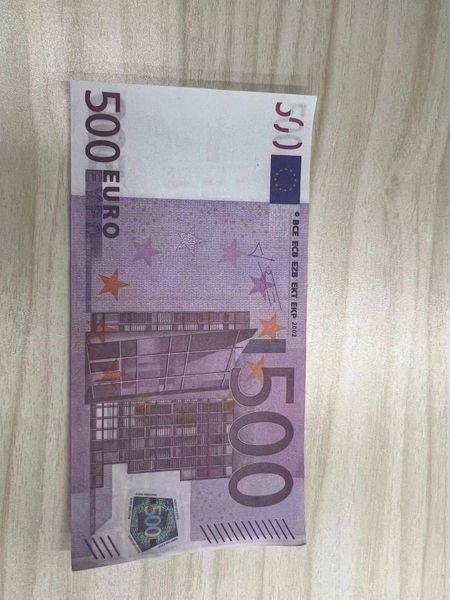 Copiez de l'argent, taille réelle 1:2, pour une présentation vidéo sur des billets en euros, faux Txssv