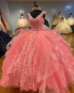 Coral Quinceanera-jurk 2023 BOW RUFFles Zoet 16 Ballgown Glitter Tule Lace Vestidos de 15 anos veter korset dop mouwen v-neck kweepeer gele lilac charro mexicaan