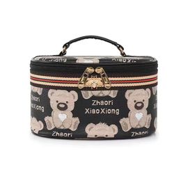 Bolsa de cosméticos bolsa de almacenamiento bolsa de lavado portátil para salir con una bolsa de cosméticos de PU con estampado de oso simple de alta calidad.