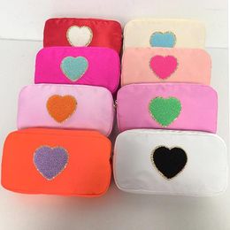 Bolsas de cosméticos Bolsa de color caramelo con parche de corazón bordado Bolsa de maquillaje grande de nailon impermeable Embrague Cremallera de metal para niñas