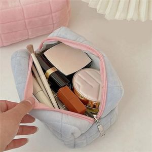 Cosmetische tasjes Etuis Grote capaciteit Roze Wit Blauw Pluche Make-uptasje Etui Leuke studentenopbergtas Zachte multifunctionele make-uptasorganisator 231017