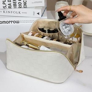 Cosmetische tassen Etuis Grote capaciteit Reismake-uptas Multifunctionele toilettas Kit Dames Draagbare make-upborstel Organizer Zakjes Opslag Handtassen 230826