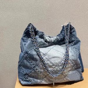 Bages de cosmétique Cas de luxe Brand CC Denim Sacs d'épaule en jean Classic Jean Shopping Totes 22 Sac avec sacs à main à l'intérieur de la chaîne argentée Hardware 2023 Nouveaux sacs à main décontractés 2383