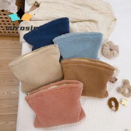 MIROSIE Bolso de mano de color sólido para mujer, moda de invierno, con pelo de cordero suave y cálido, bolso de cosméticos, bolso de maquillaje para mujer Gilrs 231118