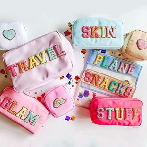 Cosmetische Tassen Gevallen Voorraad Groothandel Multi Kleuren Waterdichte Nylon Pouch Vrouwen Letters Patch DIY Make Tieners grote toilettas 221119