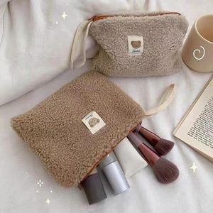 Sacs à cosmétiques Sac de lavage pour dames Pochette de maquillage en peluche portable Grande capacité Multifonction Mode décontractée Modèle d'ours mignon pour le week-end