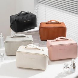 Sacs à cosmétiques Sac portable avec design à rayures verticales Toilette de voyage Maquillage en cuir PU pour femmes