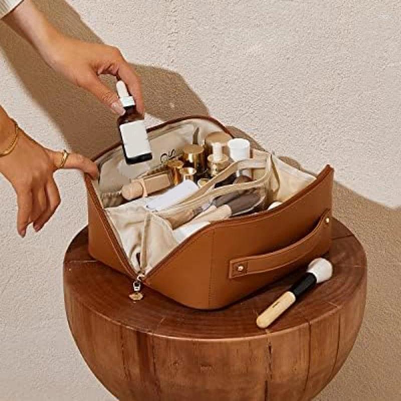 Cosmetische tassen reismake -uptas waterdichte draagbare zak open platte toilethal Make -up organisator met scheidingswijk en handvat