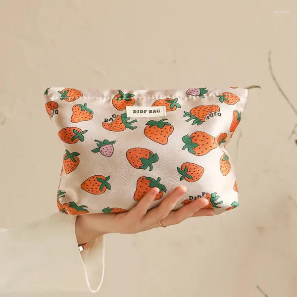 Bolsas cosméticas Bag de maquillaje para mujeres Red Strawberry Gran capacidad Cosmética Cojín de lápiz Lipvas