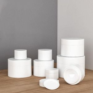 Cosmetische pot Witte plastic potten Lege BPA-vrije ronde pot Fles Gezichtscrème Lotion Plastic monstercontainer met witte binnenvoering Aoege