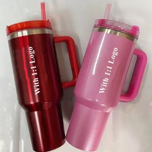 Cosmo Cobranded Winter Pink Parade Flamingo met 1: 1 Quencher H2.0 40oz roestvrijstalen tumblers Cups met handgreeplid en stro -doel Rode vakantie auto mokken I0411