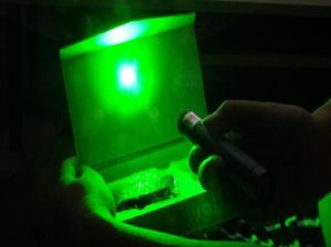 Promotion des coûts Pointeurs laser verts haute puissance 532nm SOS LAZER lampes de poche LED 10 Mile le plus puissant LAZERchargerretail bo6214086