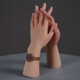 Accessoires de costumes Modèle de squelette en silicone artificiel Réaliste Fausse femme Prothèses Mannequin à main avec ongles Manucure Halloween