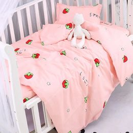 Katoen 3 stcset Baby beddengoedset Schattige cartoonpatroon Geboren Crib Kit Bed Sheet Quilt Cover Covercase Kinderbedje 240325