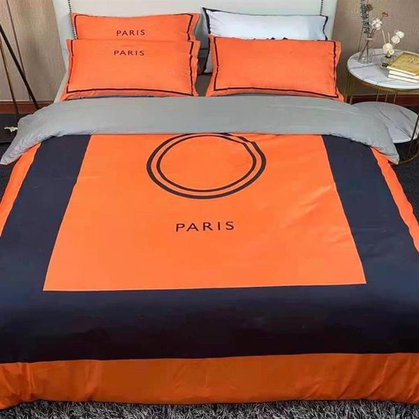 Juegos de ropa de cama de algodón 4 piezas Cómoda tira de letras de diseñador Impresión de ropa de cama Funda de almohada Sábana para adultos Edredón suave de tamaño Queen C255S