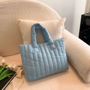 Sac de messager matelassé rembourré en coton: design élégant à main haut de gamme.Grande capacité pour les dames de banlieue.Achetez maintenant!