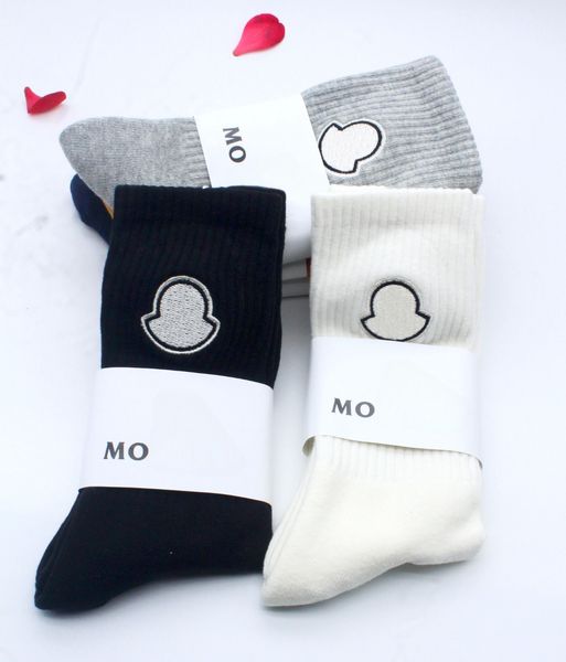 Chaussettes en coton respirant la mode féminine masculine exquise couleur unie de couleur classique motif de broderie de haute qualité chaussettes de sport de haute qualité