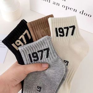 Chaussettes en coton pour hommes et femmes Alphabet Classic Breatchable Basketball Stocking Fashion Sports Chaussettes de cheville Designer Striped Retro Letter Imprime