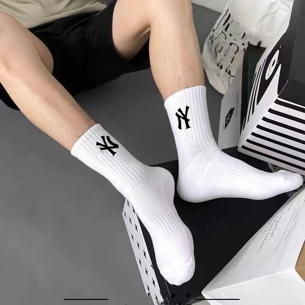 Chaussettes de coton pour hommes et femmes en coton lettres classiques de football respirant sports de sport pour hommes 100% biologiques pour hommes pour hommes en noir et blanc 4 paires