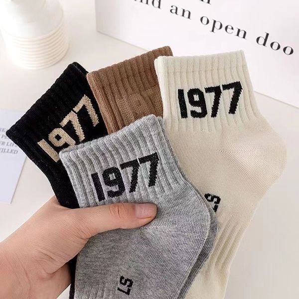 Chaussettes en coton pour hommes et femmes Alphabet classique Breaspable Basketball Stocking Fashion Sports Corquettes de la cheville Designer Striped Retro Letter Imprime