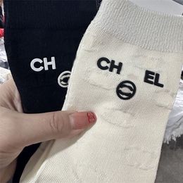 Chaussettes en coton Femmes Chaussettes classiques Bas longs Designers Lettre Respirant Noir Blanc Style de mélange Mode Sports Casual Chaussette Luxe Casual Confort