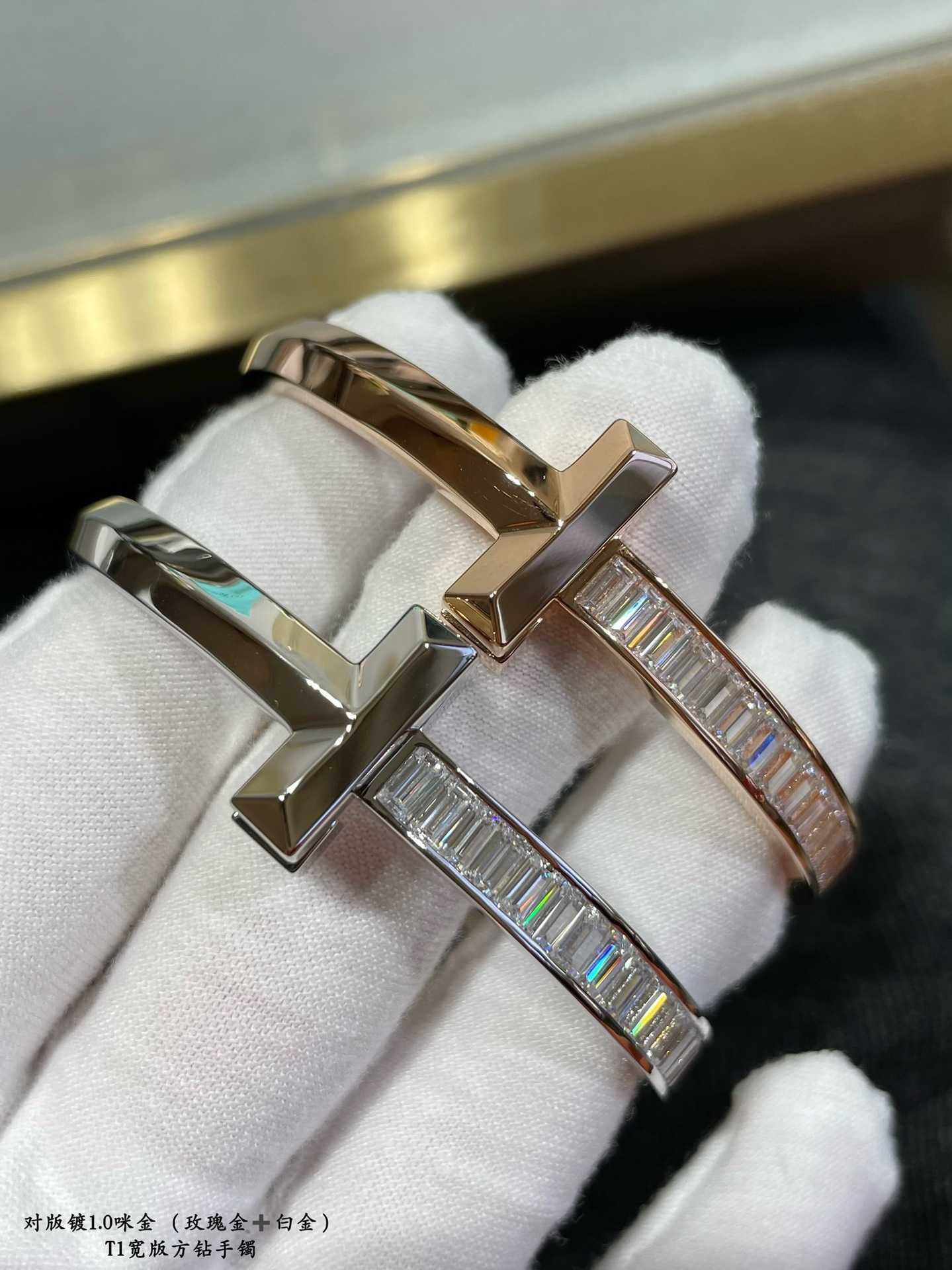 Tellerkwaliteit V-goud materiaal nieuwe CNC precisie snijwerk tiffay brede vierkante diamanten armband hoogwaardige dubbele vrouwelijke met logo