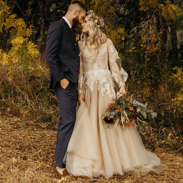 Vestido de novia de tul de una línea de campo Cuello en V Mangas largas hinchadas Apliques de encaje Beige y marfil Vestidos de novia de talla grande Vestido de novia sexy con espalda abierta