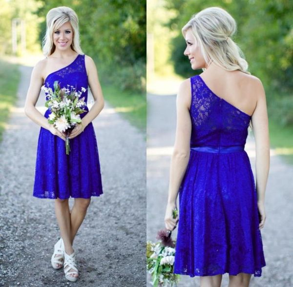 Vestidos de dama de honor de campo Nuevo corto para bodas Encaje Azul real Hasta la rodilla Barato con fajín Vestidos de dama de honor de un hombro Und3635833