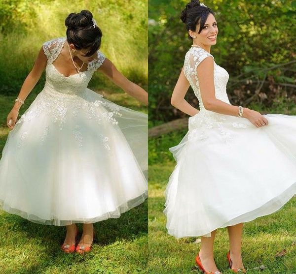 Vestidos de novia de campo Longitud del té Una línea de vestidos de novia Elegantes principales cubiertos Botton Manga corta Cariño Vestido de recepción de bodas Jardín