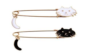 Couple noir blanc chat chaton broches en métal remuant queue épingles en émail mignon dessin animé Animal broche vêtements sac à dos accessoires cadeaux 777735585