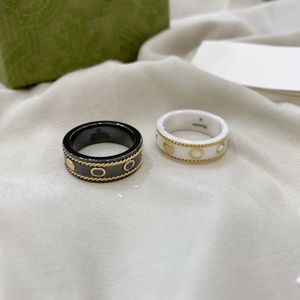 Pareja Marca de moda Negro Blanco Banda Anillos Diseñador de lujo Anillo Dedo Material cerámico Para hombres Mujeres Compromiso Boda Joyería Amante Regalo con caja CGE1 --01