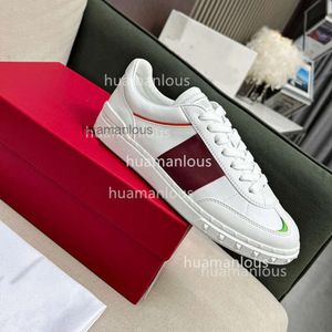 Couple Flat Designer Sneakers Chaussures Trainer Gump Studs Valenstino Nouveau fond authentique cuir en cuir polyvalent petit blanc de loisirs féminin L95T