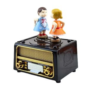 Paar kus kiss muziekdoos verjaardag cadeau feestje diy radio vorm antiek gesneden al anime 240508
