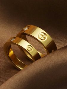 Anneaux de couple 1 pièce de 6 mm / 4 mm d'anneau de charme cristallin adapté aux femmes couples couples non goudron en acier inoxydable en acier or s2452801