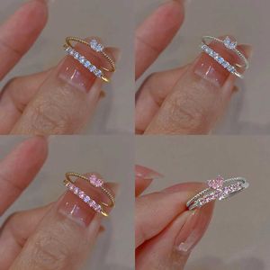 Anneaux de couple 2pcs esthétiquement élégant anneau en forme de cœur en cristal délicat adapté aux femmes en or exquise de doigt d'amour exquis bijoux S2452301