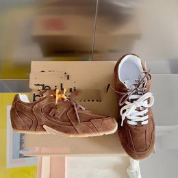 Couples chaussures décontractées montrent des chaussures allemandes 2024 Spring New Double Laces Flat Cuir Sports Casual Fashion Shoes Sneakers