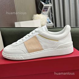 Couples Top Designer Valentyno Stud Chaussures Vlogoo 2024 Gold Little White Cowhide Rivet Breathable Baskers Sports Sports Casual Board Trainer Training 9WMS