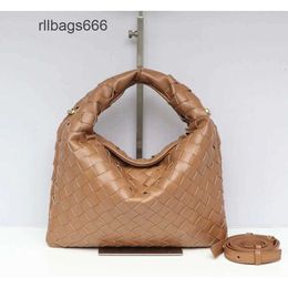 COCA ASARRA NUEVA CAPACIDAD COODHIDE Mujeres Bottegs Hop Mini Magnética Bolsas de bocina tejida a mano Invierno 24 Hebilla Purso para mujer Venetas grandes diseñadores Crossbody 9f0m