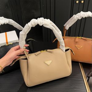 Bolso de piel de vaca Almohada Bolso de hombro Hardware Triángulo Emblema Cierre de cremallera Doble agarre Bolsos de mujer de alta calidad Monedero de compras Tote de moda