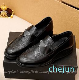 Chaussures habillées en cuir de vachette pour hommes Designer Luxurys Baskets noires respirantes antidérapantes en caoutchouc résistant à l'usure