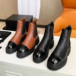 Bottines en cuir verni en cuir de vachette en cuir à carreaux épais talon bas botte Chelsea bout rond bottillons à enfiler chaussures de créateur de luxe chaussures d'usine avec boîte