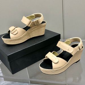 Plataforma de piel de vaca Altura del tacón 6,5 cm Sandalias Tacones de cuña de diseñador Zapatos de vestir Damas Textura acolchada Diapositivas de metal en tono dorado con jeans Tamaño 40 41 Mulas negras retro