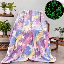 Acogedora manta de unicornio arcoíris que brilla en la oscuridad para niños, manta de franela suave para sofá cama, coche, regalo de cumpleaños para niños y niñas 240116