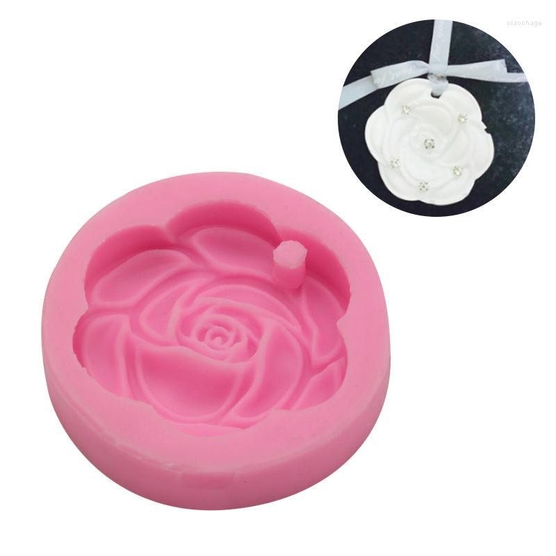 Ferramentas de artesanato 100pcs flor rosa diy aroma gesso gesso molde de silicone pingente de carro moldes de sabão artesanal