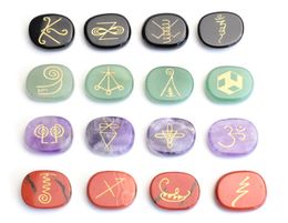Artisanat 16 pièces Natural Chakra Quartz Lapis Amethyst Tiger Eye Stone Gravé Crystal Reiki Healing Karuna Magic Symboles