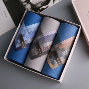 Cravat 3pcs / set mouchoir à carreaux en coton mouchoirs à carreaux avec emballage de boîte-cadeau cadeaux de Noël pour hommes 231012