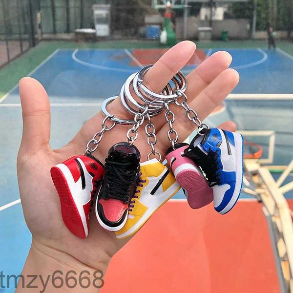 Creativo 1/6 Hollow 3d Zapatillas de deporte Modelo Llaveros Recuerdos Zapatos de baloncesto Entusiastas de los deportes Llavero Coche Mochila Colgante Regalos G1019 YGFE