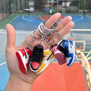 Creativo 3D Mini zapatos de baloncesto Modelo estereoscópico Llaveros Zapatillas de deporte Entusiasta Recuerdos Llavero Coche Mochila Colgante Regalo Y220413