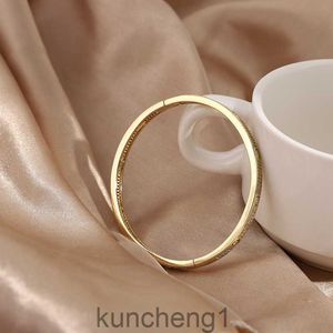 Bracelet de zircon incrusté de cuivre exquis créatif et à la mode pour les femmes avec rétention de couleur de haute qualité accessoires de bracelet électroplastique en or véritable or