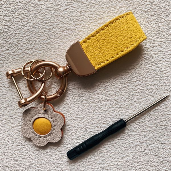 Porte-clés de fruits de dessin animé créatif et mignon pour hommes et femmes, joli pendentif de sac exquis, beau cadeau de fête, porte-clés de voiture jaune